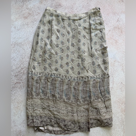 Liz Claiborne Dresses & Skirts - Liz Claiborne Beige Printed Maxi Skirt